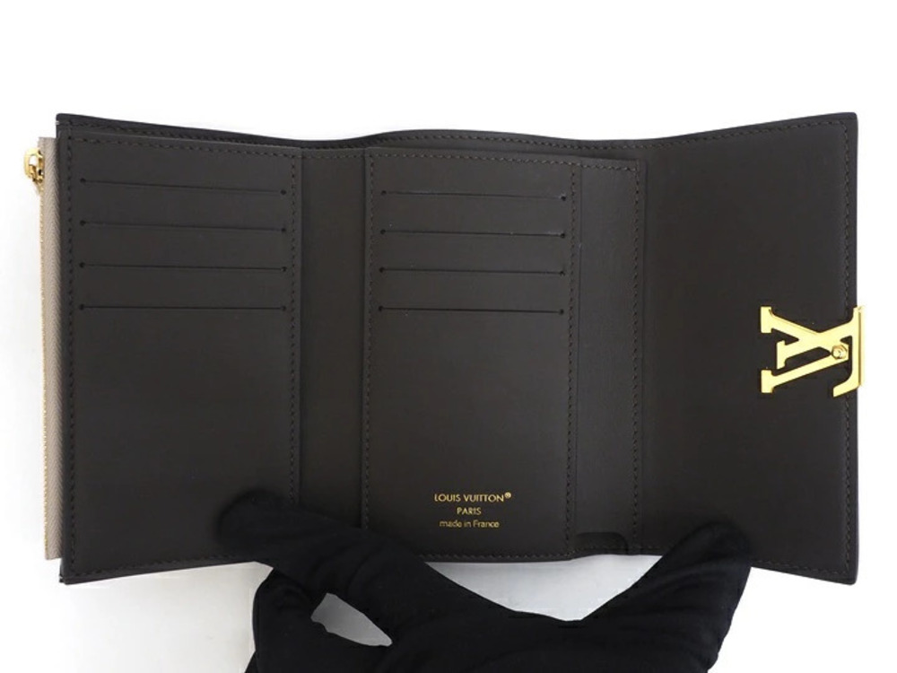 LOUIS VUITTON Portefeuille Capucines Compact Galet Greige Gray Leather Wallet - Picture 6 of 8